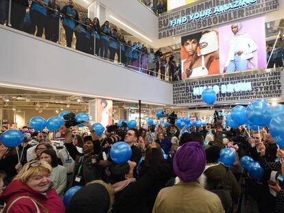 Clientes y periodistas en la inauguración de la tienda Primark en Birmingham.