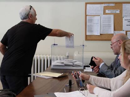 Un ciudadano español vota en Lisboa (Portugal).