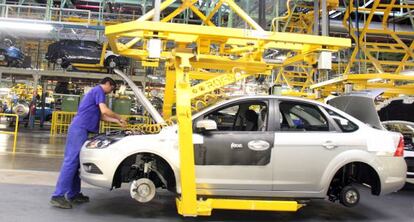 Un operario en la factor&iacute;a de Ford en Almussafes.