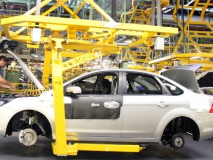 Un operario en la factoría de Ford en Almussafes.