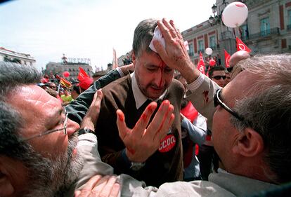 El secretario general de Comisiones Obreras, José María Fidalgo, se retira de la manifestación del Primero de Mayo de Madrid, acompañado por varios compañeros, tras resultar agredido con un palo presuntamente por un extrabajador de Sintel, el 1 de mayo de 2003.