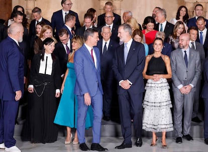 El Rey Felipe VI habla con el presidente del Gobierno en funciones, Pedro Sánchez, en presencia de la Reina Leticia en la Alhambra, tras posar en la foto de grupo de los jefes de Estado y de Gobierno que asisten a la cumbre de la Comunidad Política Europea en Granada, el 5 de octubre de 2023