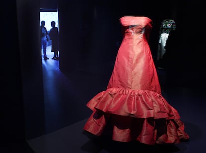 Entre los tópicos sobre Balenciaga que este museo pretende desmontar está el de su fidelidad al negro. Hay mucho color también en la obra del diseñador. Por ejemplo, en sus festivos trajes de noche. La austeridad formal que le caracterizaba no está reñida con el uso de recursos como el historicismo o el orientalismo.