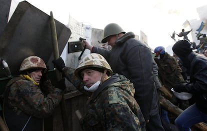 Manifestantes mantienen sus posiciones en la plaza de la Independencia de Kiev (Ucrania), 19 de febrero de 2014.