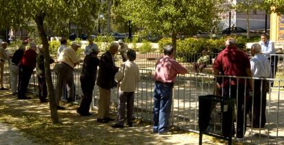 Un grupo de jubilados, en un parque madrileño.