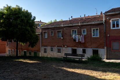 Edificio del barrio del Carmen donde la joven fue retenida y atada.