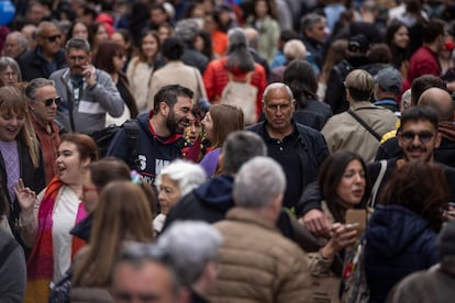 Cientos de personas pasean por la Rambla de Barcelona, el martes.