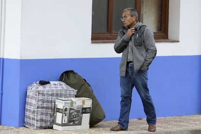 19 de noviembre de 2013. El grapo gallego Jaime Simón Quintela, espera a ser recogido en las inmediaciones de la cárcel de Herrera de La Mancha (Ciudad Real), de donde ha salido, sin que nadie hubiera acudido a por él.