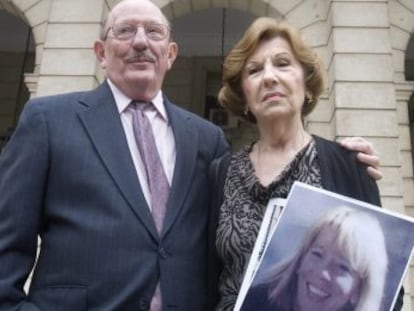 Los padres de Laura Cerna, con una foto de su hija en la puerta de los juzgados de Sevilla.