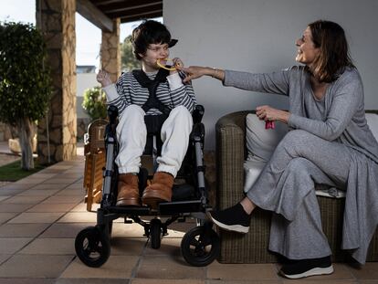 Assumpta Garrido junto a su hija de 16 años, con encefalopatía epiléptica, a final de marzo en Cabrera del Mar (Barcelona).