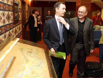 El presidente del Puerto de Bilbao, José Angel Corres, y el consejero Javier Madrazo, ayer en Bilbao.