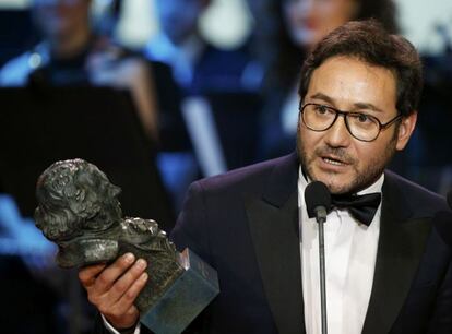 El actor Carlos, actor revelación en los Premios Goya por su papel en 'El hombre de las mil caras', ha dedicado el galardón a su hermana en el Día Mundial Contra el Cáncer. “Yo tendría que estar cenando con mi familia y mi hermana Laura no puede estar aquí en el Día Mundial contra el cáncer y sobran las palabras. Te quiero y esto es para ti”, ha concluido. El nombre de Bimba Bosé también ha estado presente gracias al diseñador Carlos Díez, que le ha dedicado un premio.