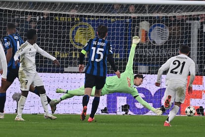 Vinicius (izquierda) marca el segundo gol del Madrid ante la Atalanta este martes.