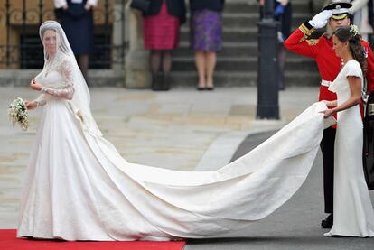 Kate Middleton durante su boda con el príncipe Guillermo, el 29 de abril de 2011, en Londres (<a href="http://www.elpais.com/fotografia/gente/tv/Vestido/suerte/elpepigen/20120112elpepuage_1/Ies/" target="_blank">Ver imagen ampliada</a>)