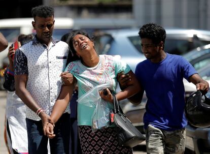 Familiares de las víctimas llegan al depósito de cadáveres de la policía en Colombo, este lunes.