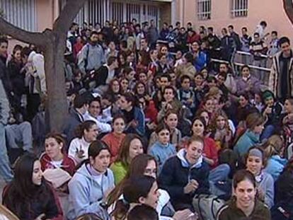 Alumnos del instituto Azorín de Petrer, ayer, en una imagen cedida por Canal 9, durante la protesta por la agresión a una compañera.
