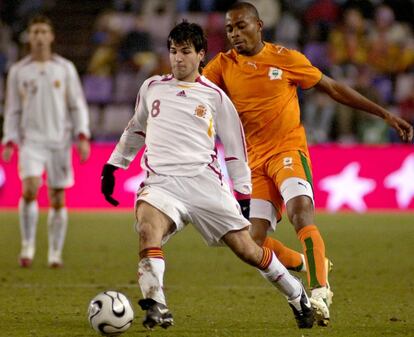 El Cesc controla un balón ante el acoso del jugador de Costa de Marfil Kalou el día de su debut con España.
