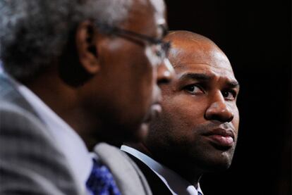 Billy Hunter y Derek Fisher, durante su comparecencia ante los medios.