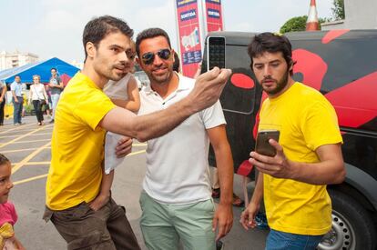 Socis es fan una foto amb Xavi als voltants del Camp Nou.