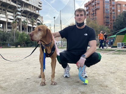 Carlos Duarte junto a 'Manolo', el perro que acaba de adoptar.