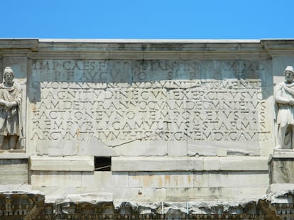 Inscripción latina del Arco de Constantino en Roma, erigido en el año 312.