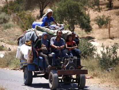 Civiles sirios regresan a sus hogares en la zona de Deraa este sábado. 
