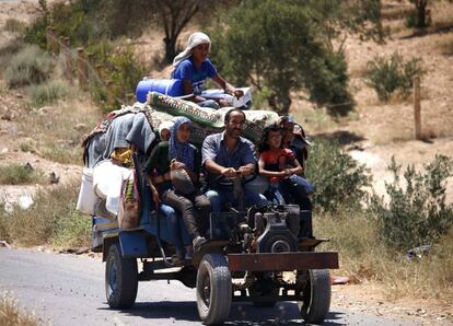 Civiles sirios regresan a sus hogares en la zona de Deraa este sábado. 