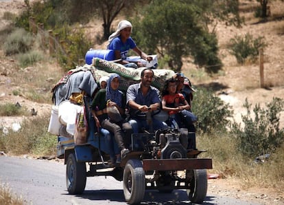 Civiles sirios regresan a sus hogares en la zona de Deraa este sábado.
