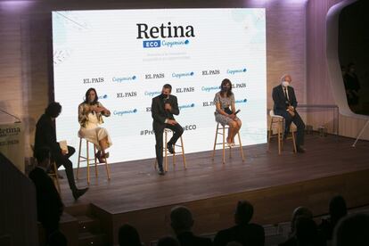 Mesa de diálogo Premiados Retina. Desde la izquierda: Julieta Maresca, gerente de Generación Distribuida de Repsol; Albert Cuatrecasas, director general de Cellnex; Silvia Lazcano, responsable de Tecnologías de Airbus en España; y Alfonso Bernabé, CEO de Reciclalia.