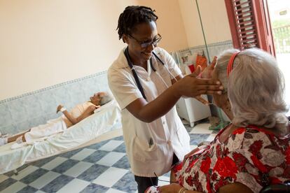 Samantha Marie Moore, de Detroit, Michigan, alumna de sexto curso en la ELAM, examina a Estrella Gómez Mesa, de 76 años, durante las rondas matutinas en el Hospital Salvador Allende de La Habana.