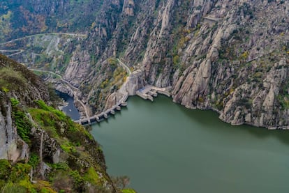 El visitante tiene la sensación de ser realmente diminuto cuando accede al pequeño promontorio vallado del Mirador del Fraile, asomado a la presa de Aldeadávila, en el parque natural Arribes del Duero (Salamanca), y al estrecho cañón por el que serpentea el río hasta donde alcanza la vista, con una pared de rocas graníticas cayendo 500 metros en vertical sobre sus aguas. Aves rapaces en peligro de extinción sobrevolando, majestuosas, el escenario completan la estampa. Este mirador se encuentra en la ruta del Duero GR-14, cerca del Salto de Aldeadávila, y frente al pueblecito portugués de Bruçó.