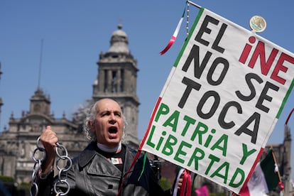 Un manifestante disfrazado del padre de la patria, Miguel Hidalgo, sostiene un cartel con la frase "El INE no se toca. Patria y libertad", durante la protesta de este domigno en Ciudad de México.