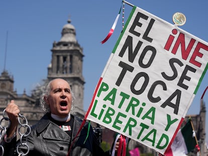 Un manifestante disfrazado del padre de la patria, Miguel Hidalgo, sostiene un cartel con la frase "El INE no se toca. Patria y libertad", durante la protesta de este domigno en Ciudad de México.