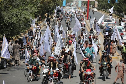 Los talibanes celebran el tercer aniversario de la toma de Kabul frente al edificio que albergaba la embajada de EE UU, este miércoles.