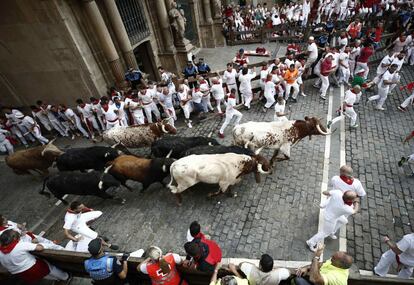 Los toros de la ganadería de Fuente Ymbro son los protagonistas del cuarto encierro de San Fermín por las calles de Pamplona.