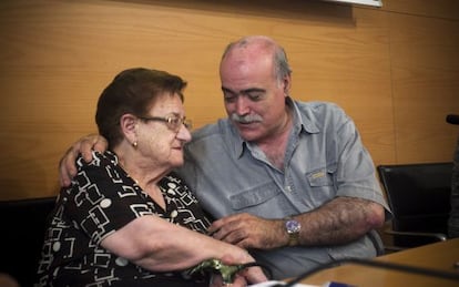 Antonia Valls, hija de Jos&eacute; Valls, y Mat&iacute;as Alonso, portavoz del Grupo de la Memoria Hist&oacute;rica.