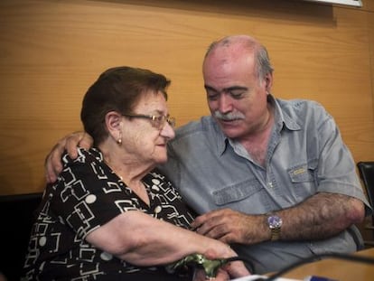 Antonia Valls, hija de José Valls, y Matías Alonso, portavoz del Grupo de la Memoria Histórica.