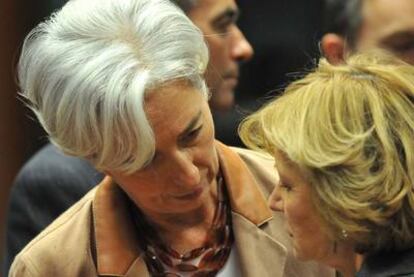 La vicepresidenta Elena Salgado habla con la ministra francesa de Finanzas, Christine Lagarde, el pasado domingo en Bruselas.