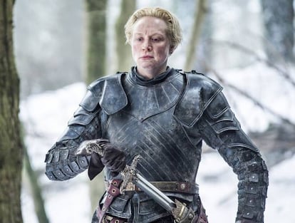 <strong>Por que é boa.</strong> Se em 'Game of Thrones' existisse o conceito de honra (não existe), Brienne seria sua personificação mais pura. Quando Catelyn Stark a ajuda a escapar, Brienne lhe jura lealdade com todas as consequências: cai sobre ela o trabalho de acompanhar Jamie Lannister ao Desembarque do Rei, se apaixona por ele no caminho e, no entanto, nenhuma de suas decisões parece motivada por esses sentimentos, que ela assume como uma tarefa circunstancial. Em uma terra onde todo mundo parece obcecado com transar da forma mais violenta possível, Jamie e Brienne se amam porque se respeitam.
<strong>Por que merece um final feliz.</strong> Brienne tenta ajudar a salvar a vida de Arya e Sansa, e as duas a rejeitam com atitude de “deixe-me em paz, senhora” porque não confiam nem em suas sombras (literalmente). Mas Brienne não se rende, pelo simples motivo de ter jurado a Catelyn que não o faria. Se todo mundo fosse honrado como ela, os Sete Reinos seriam um lugar feliz e aprazível. Se todo mundo fosse honrado como ela, não haveria série.