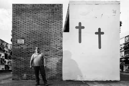 SALVADOR ROJAS ROJAS (1971-44 a–os) Sepulturero en Camas (Sevilla) Su primer trabajo en el cementerio fue en el a–o 2003, pero ha sido un trabajo intermitente. Lo positivo de su trabajo es conseguir que los familiares del fallecido se sientan arropados por alguien. Es muy importante facilitarles toda la informaci—n que necesiten. Cuando peor lo pasa es cuando tiene que enterrar a un familiar o amigo