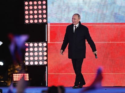 El presidente ruso, Vladímir Putin, sube al escenario en la Plaza Roja de Moscú para celebrar la anexión a Rusia de cuatro regiones ucranias, el pasado día 1.