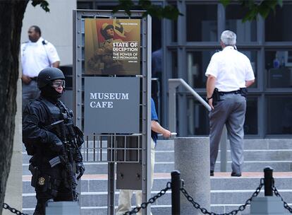 Fuerzas especiales de la policía controlan una de las entradas al museo tras el tiroteo.