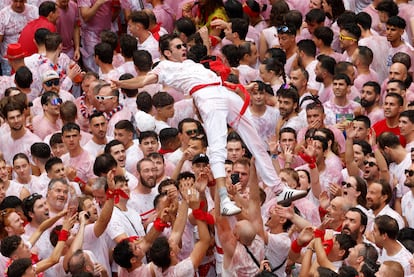 Una multitud celebra con vino el inminente comienzo de los Sanfermines, momentos antes del chupinazo desde el balcón del Ayuntamiento de Pamplona.
