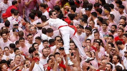 Una multitud celebra con vino el inminente comienzo de los Sanfermines, momentos antes del chupinazo desde el balcón del Ayuntamiento de Pamplona.