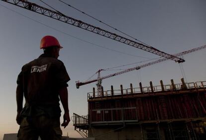 Un trabajador del contingente Lenin supervisa gruas en Varadero