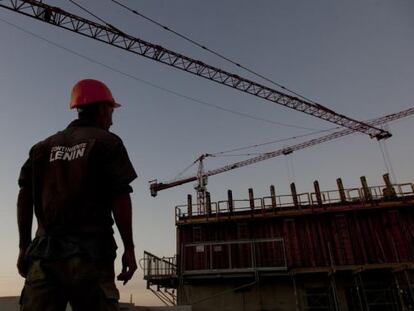 Un trabajador del contingente Lenin supervisa gruas en Varadero