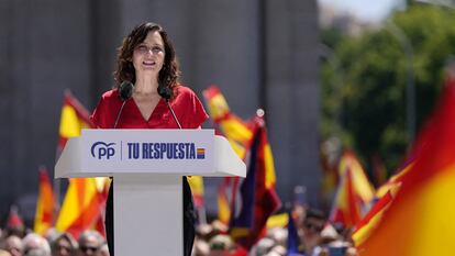 La presidenta de la Comunidad de Madrid, Isabel Díaz Ayuso, el domingo durante la concentración organizada por el PP contra la ley de amnistía.