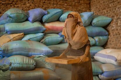 Khadija trabaja en una fábrica de alimentación en Omdurman, la ciudad hermana de Jartum, donde se cruzan el Nilo Blanco y el Nilo Azul. Su trabajo consiste en separar las semillas de sésamo de la arena.