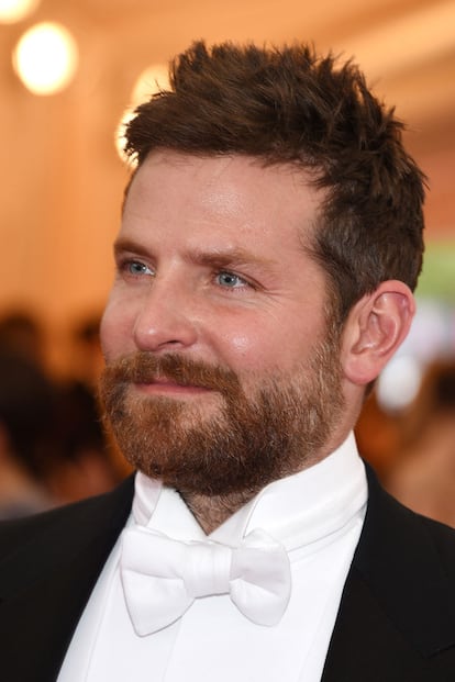 El actor Bradley Cooper no quiso saltarse el protocolo y llevó pajarita blanca.