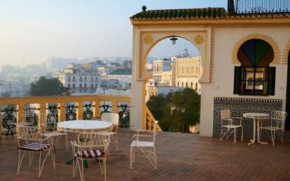 Terraza del hotel Continental, construido en 1870 frente a la zona portuaria de Tánger, en Marruecos.